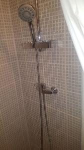 La salle de bains est pourvue d'une douche avec un pommeau de douche. dans l'établissement Appartement proche du port à Gruissan, à Gruissan