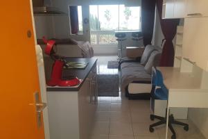 - un salon avec un canapé et une table dans l'établissement Appartement proche du port à Gruissan, à Gruissan