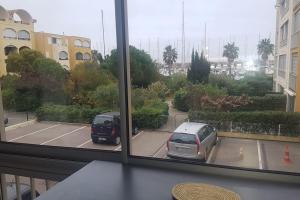 - une vue sur le parking depuis la fenêtre dans l'établissement Appartement proche du port à Gruissan, à Gruissan