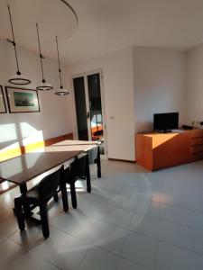 TV a/nebo společenská místnost v ubytování Holiday Homes Marina apartments