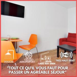 a living room with a orange chair and a tv at Chez Alycelia - Studio - Orly - Gare - 25' Paris centre in Juvisy-sur-Orge