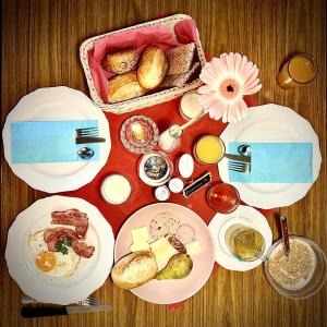 einen Tisch mit Teller mit Lebensmitteln und einen Korb mit Brot in der Unterkunft Landgasthof Waldeck in Stadtprozelten