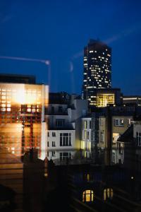 vista de uma cidade à noite com edifícios em Luxury 200sqm appartment / hot tub / sauna em Bruxelas