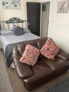 Кровать или кровати в номере Sarnia holiday flats