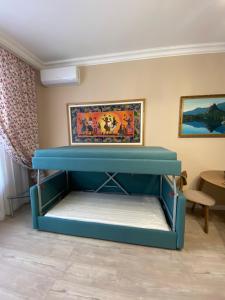 ein blaues Etagenbett in einem Zimmer in der Unterkunft Уникальная квартира в жк Амир in Almaty