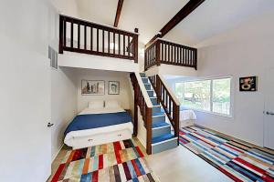 Beautiful Mid-Century Modern Lakehouse في أوستن: غرفة نوم مع سرير بطابقين ودرج