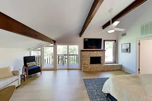 ein Wohnzimmer mit einem Sofa und einem Kamin in der Unterkunft Beautiful Mid-Century Modern Lakehouse in Austin