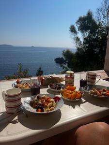 GrikosにあるPatmos Garden Seaの海の見えるテーブル