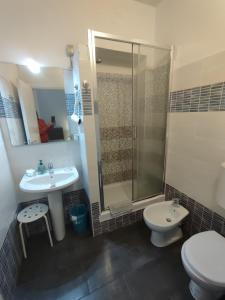 y baño con ducha, lavabo y aseo. en Albergo Locanda Alambra en Génova