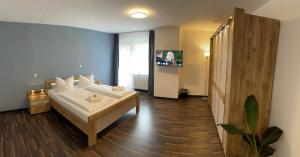 Stadtprozelten的住宿－瓦爾德克旅館，一间卧室配有一张床,并在一间客房内配有电视。