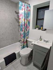 Kylpyhuone majoituspaikassa Modern One Bedroom in Union Sq - great location