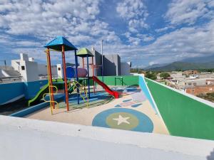 a playground on the roof of a building at Apartamento Nuevo en Santa Marta Rodadero in Gaira