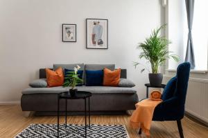 منطقة جلوس في Pristine 1BR Steps from City by HM
