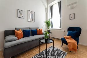منطقة جلوس في Pristine 1BR Steps from City by HM
