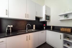 مطبخ أو مطبخ صغير في Pristine 1BR Steps from City by HM