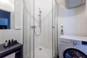 حمام في Pristine 1BR Steps from City by HM