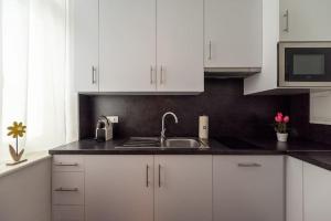 مطبخ أو مطبخ صغير في Pristine 1BR Steps from City by HM