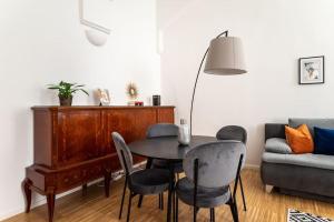 منطقة جلوس في Pristine 1BR Steps from City by HM
