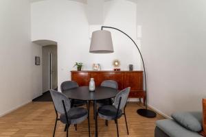 una sala da pranzo con tavolo e sedie neri di Pristine 1BR Steps from City by HM a Vienna