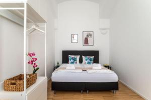 una camera bianca con un letto di Pristine 1BR Steps from City by HM a Vienna