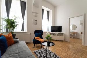 تلفاز و/أو أجهزة ترفيهية في Pristine 1BR Steps from City by HM