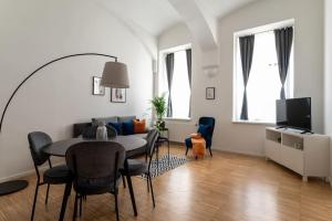 تلفاز و/أو أجهزة ترفيهية في Pristine 1BR Steps from City by HM