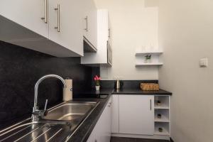 مطبخ أو مطبخ صغير في Pristine 1BR Steps from City by HM