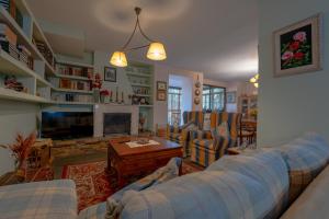 a living room with a couch and a table at Río y Encanto: Casona en Puente Viesgo in Puente Viesgo