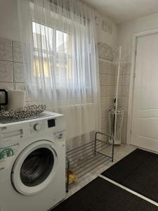 una lavatrice in una stanza con finestra di Anni a Ventspils