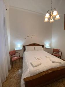 1 dormitorio con 1 cama con 2 sillas y una lámpara de araña en Casa Vacanze R&G La Marra, en Barletta