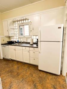 Η κουζίνα ή μικρή κουζίνα στο 1st Base Apt 1 All Star Baseball Rentals