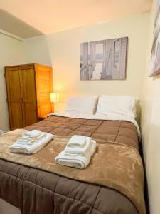 een slaapkamer met een bed met twee handdoeken erop bij 1st Base Apt 1 All Star Baseball Rentals in Oneonta