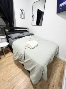 1 dormitorio con 2 camas y espejo en la pared en Studio in Union Square, en Nueva York