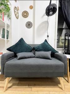 un sofá con almohadas en la sala de estar en Studio in Union Square, en Nueva York