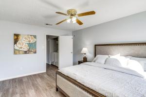 um quarto com uma cama e uma ventoinha de tecto em Quiet Houston Townhome Near Parks and Shopping em Houston