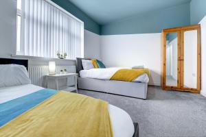 a bedroom with two beds and a couch at Merrivale House in Birmingham