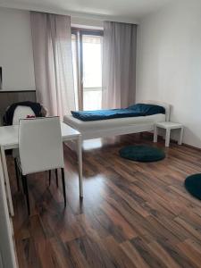 een kamer met een bed en een tafel en een hond bij Ruhige Wohnung in Schwechat nähe Flughafen in Schwechat