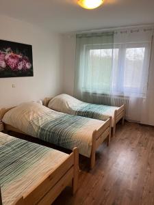 three beds in a room with a window at Bruchköbel 3 auch für Monteure in Bruchköbel