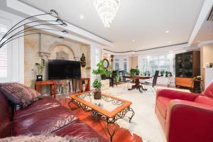 un soggiorno con divano e tavolo di Oakridge Luxury Homestay a Vancouver