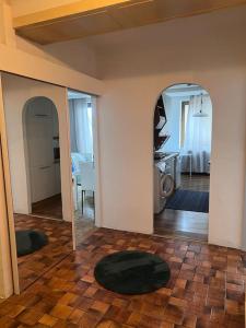 una sala de estar con una habitación con espejo en Ruhige Wohnung in Schwechat nähe Flughafen en Schwechat