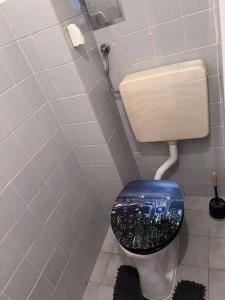 een badkamer met een toilet en uitzicht op de stad bij Ruhige Wohnung in Schwechat nähe Flughafen in Schwechat
