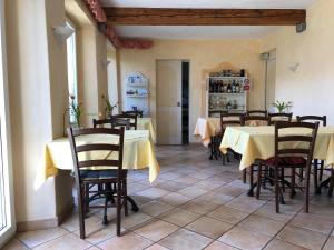 - un restaurant avec des tables et des chaises dans une salle dans l'établissement Casa Concerto, à Brissago