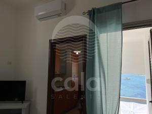 Televízia a/alebo spoločenská miestnosť v ubytovaní Casa del Marinaio - Fronte Mare By Cala Salento