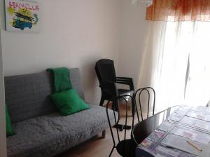 - un salon avec un canapé et une table en verre dans l'établissement Gite Jours tranquilles, à Pleumeur-Bodou
