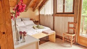 niewielka sypialnia z łóżkiem i krzesłem w obiekcie Casa Rural Petricor, Ordesa w mieście Vío