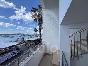 balcone con vista sull'acqua e su una palma di Casa del Marinaio - Fronte Mare a Porto Cesareo