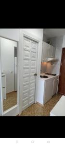 cocina con puerta blanca y encimera de cocina en Bonito estudio, Torremolinos, COSTA DEL SOL, en Torremolinos