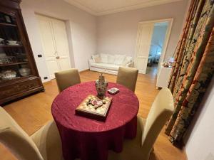 een eetkamer met een rode tafel en stoelen bij Alteur Stays in Genua