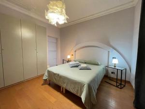 een slaapkamer met een bed en een gewelfd plafond bij Alteur Stays in Genua