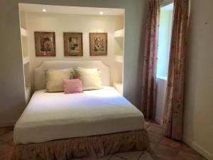 - une chambre avec un lit doté d'un oreiller rose dans l'établissement La Combe de Lamaron, à Bollène